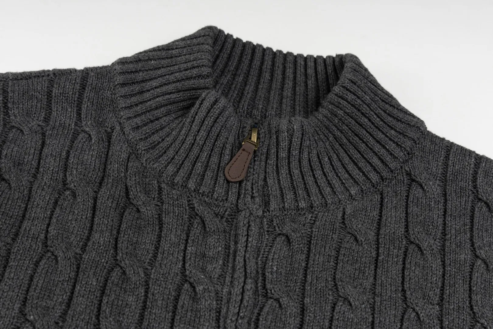 P260 #R98 RALPH LAUREN Ralph Lauren nine-color classic small label embroidery logo full zipper knitted cable cardigan sweater, high-density LOGO embroidery on the chest, original customization of tag accessories. Made of pure cotton yarn, pure cotton is skin-friendly and comfortable, small label war horse embroidered twist zipper cardigan sweater 🐎 high quality, follow the blogger to learn how to wear it! Let’s buy a Ralph Lauren cable sweater. It’s a super hard-to-find series after it became popular. It’s hard to find one on the official website. It’s simple and practical to wear, with a lazy and loose feel. The thickened fabric has more texture, feels soft and delicate, and has a loose fit. Whether worn alone or layered, you can wear different styles of fashion with just one piece!   Size：XS S M L